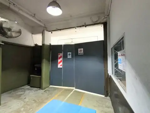 Local de 184 m2. Con Baño y dos entradas, oficina y entre piso de losa, con Patio.