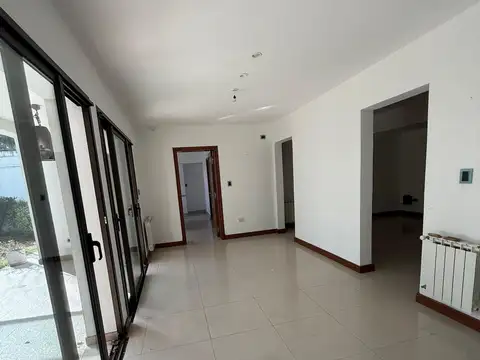 Casa moderna de 4 dorm. en alquiler c/cochera en Pje. Mollinedo, Salta Capital