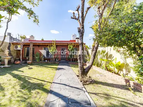 Venta casa 4 ambientes  con amplio parque y quincho en Morón