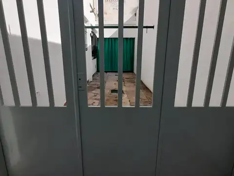 CASA EN PLANTA BAJA CON JARDIN 