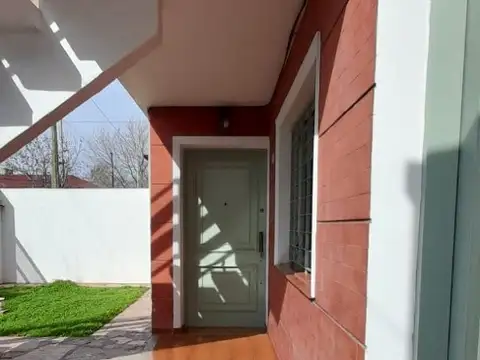 CASA EN PLANTA BAJA CON JARDIN 