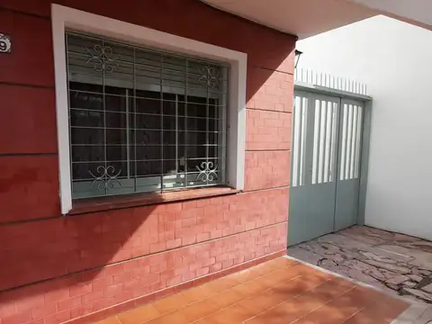 CASA EN PLANTA BAJA CON JARDIN 