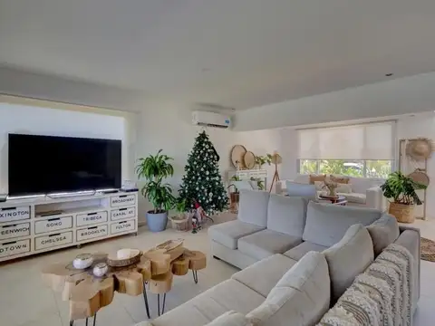 Casa en Venta con 3 cocheras