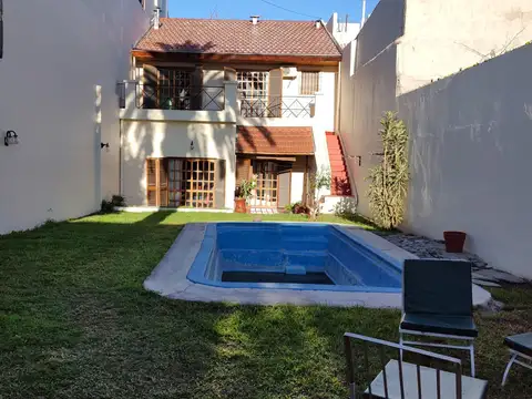 Casa de 8.66 x 38 con Fondo Pileta Quincho Habitacion en Suite Vestidor