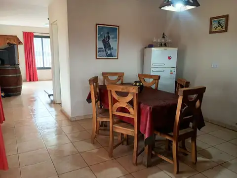 Casa 4 ambientes con 2 baños