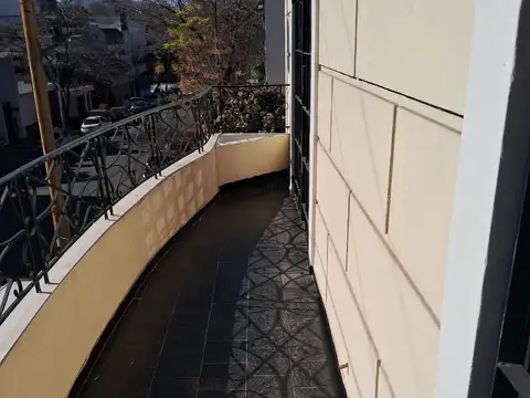 Flores Propiedad Indivisa Casa con Garage y 4 PH