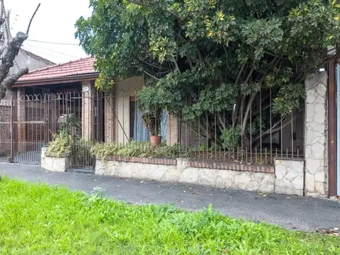 CASA 3 AMBIENTES EN VENTA EN SARANDI CON QUINCHO