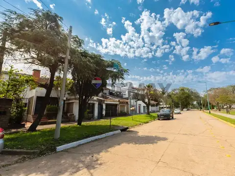 Casa 8 ambientes con 2 baños