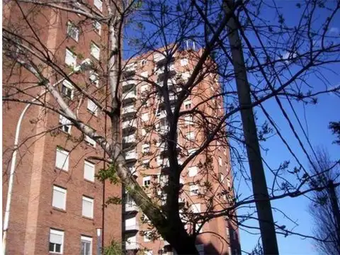 E Zeballos 3600