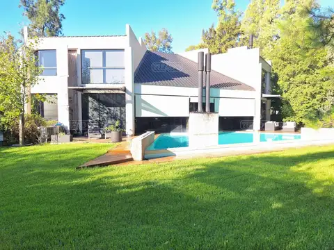 Casa 7 ambientes con 5 baños