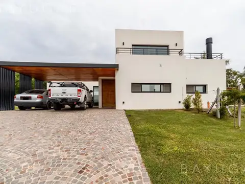 Casa 5 ambientes con 3 baños