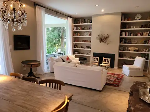 Casa en Alquiler con 2 cocheras