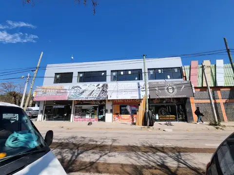 AMPLIO LOCAL EN PLANTA ALTA CON FRENTE A PANAMERICANA