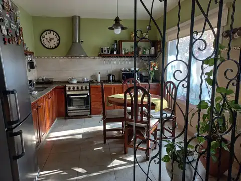 Casa 6 ambientes con 3 baños