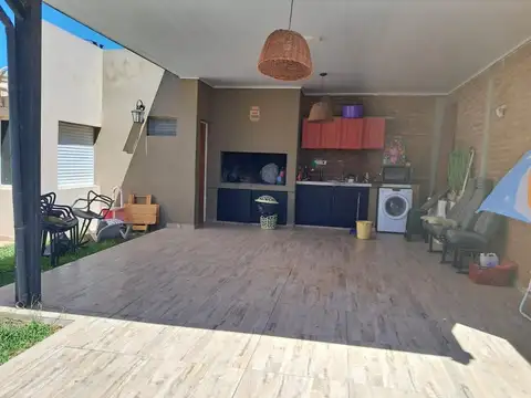 Casa 5 ambientes con 2 baños