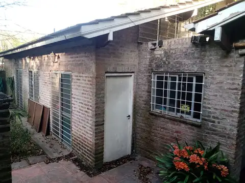 EXCELENTE OPORTUNIDAD: IMPORTANTE CHALET CON PISCINA Y GRAN PARQUE U$S 160.000.-