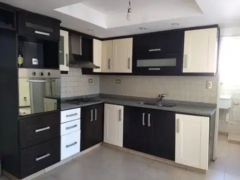 Caseros Centro, Departamento 4 ambientes con balcón y patio