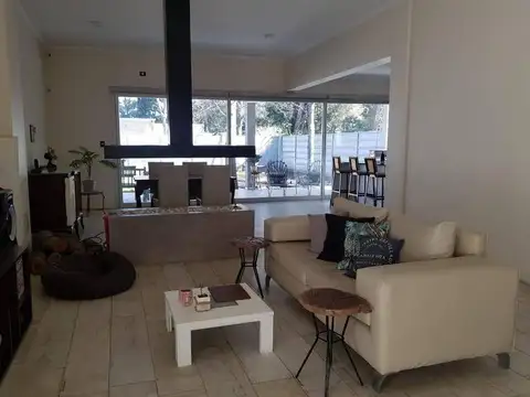 Casa en Barrio Semi Cerrado