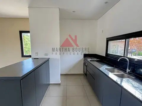 Casa en Alquiler con 2 cocheras