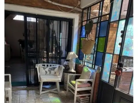 Casa 9 ambientes con 2 baños