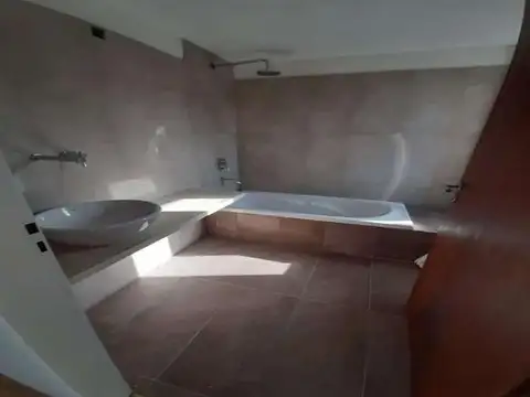 Casa en venta - 3 dormitorios 2 baños - cocheras - 100mts2 - San Carlos, La Plata