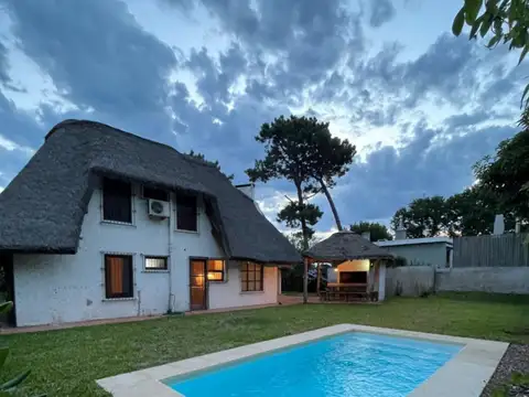 Casa en alquiler temporario 3 dorm y altillo en Pinares