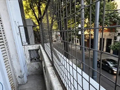 DEPARTAMENTO ANTIGUO  3 AMBIENTES AL FRENTE A RECICLAR SIN EXPENSAS