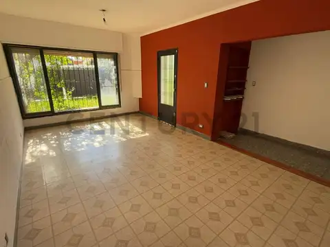 Casa dos dormitorios en VENTA - FISHERTON - Amplio jardin, cochera