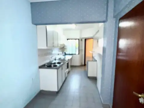 Exelente piso 4 amb. con dependencia cochera y baulera recien pintado muy luminoso 1 cuadra Cabildo