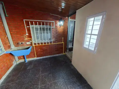 Casa 4 ambientes con 1 baño