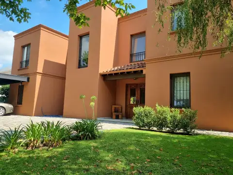 Casa 6 ambientes con 4 baños