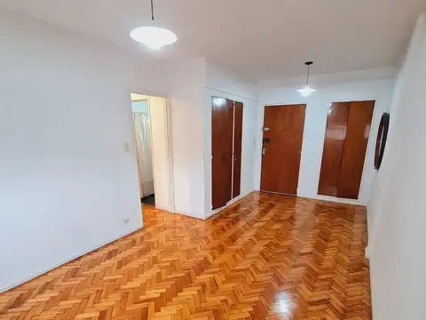 Teniente General Juan Domingo Perón 2000, Piso 8