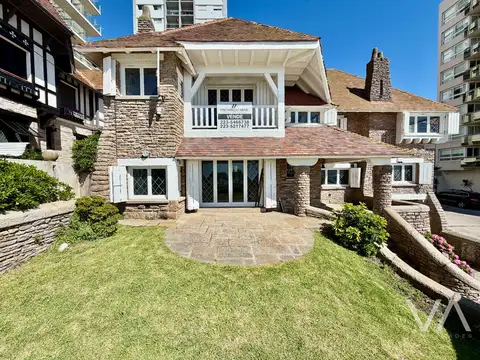 Emblematico chalet de patrimonio historico con vista al mar. Varese.