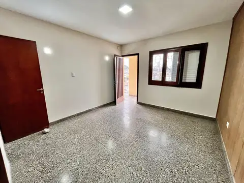 Casa 6 ambientes con 2 baños