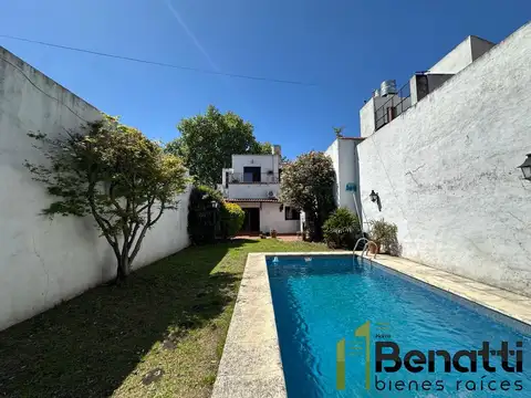 CASA 6 AMB. S/ DOS LOTES. VIVIENDA MULTIFAMILIAR CON PILETA