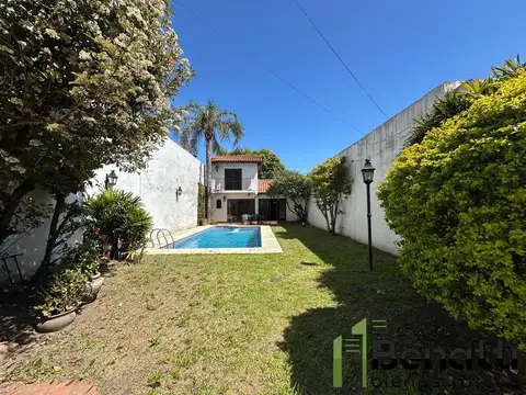 CASA 6 AMB. S/ DOS LOTES. VIVIENDA MULTIFAMILIAR CON PILETA