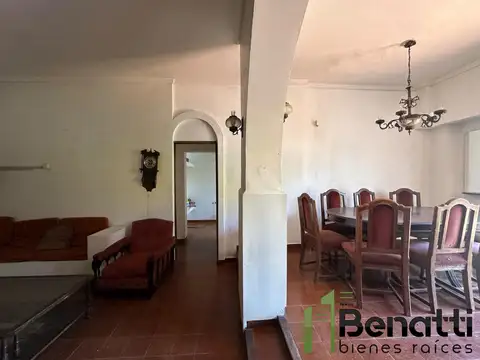 CASA 6 AMB. S/ DOS LOTES. VIVIENDA MULTIFAMILIAR CON PILETA