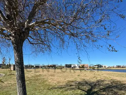 Lote grande al agua y salida al río, con amarra propia en El Naudir Aguas Privadas