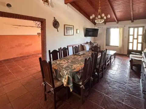 Importante propiedad de tres dormitorios de lado rio