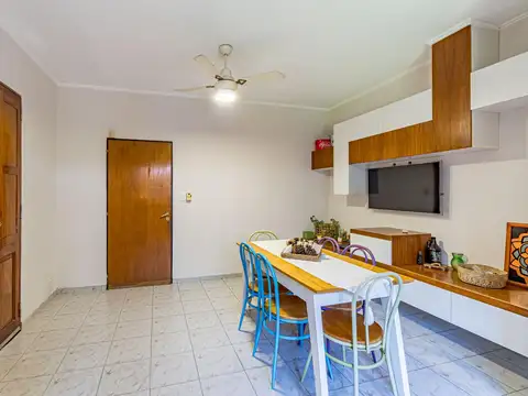VENTA - Casa de 4 dormitorios , quincho y cochera . Echesortu , Rosario .