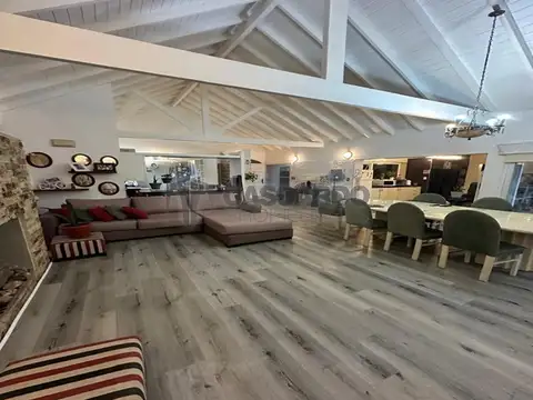 Chalet de 3 ambientes más departamento de 2 ambientes. Con piscina. Apto crédito.