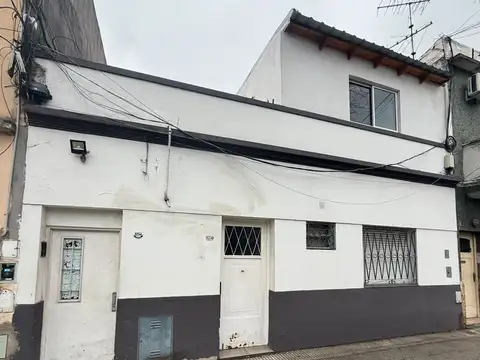 Tipo Casa 2 Ambientes Lateral en Primer Piso y Terraza Propia
