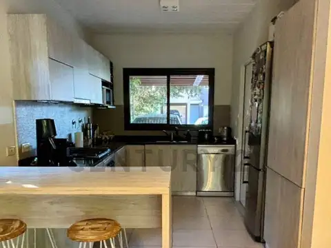Casa 8 ambientes con 2 baños
