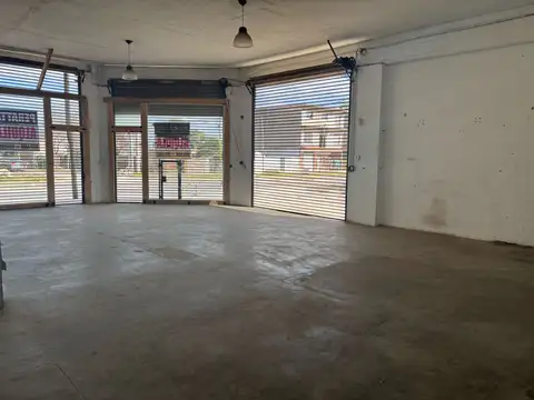 LOCALES EN ESQUINA COMERCIAL
