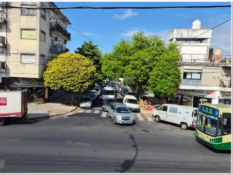 LOCAL EN VENTA CON VIVIENDA U OFICINAS EN PLANTA ALTA  Villa Urquiza