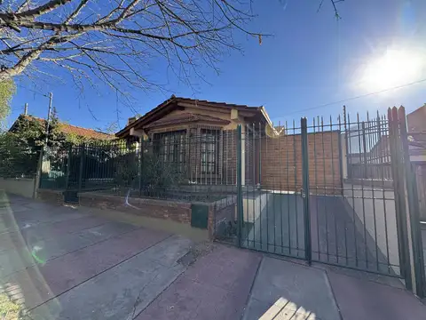 Casa en venta tres habitaciones y piscina séptima sección Mendoza