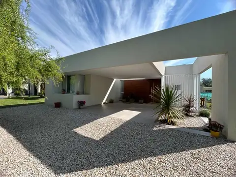 Casa en Venta con 2 cocheras