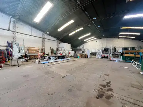 Galpón de más de 1.000m² en Echesortu con nucleo de oficinas