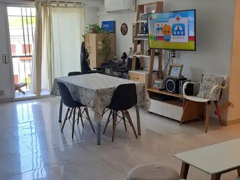 Amplio depto 3 amb con balcón corrido al frente