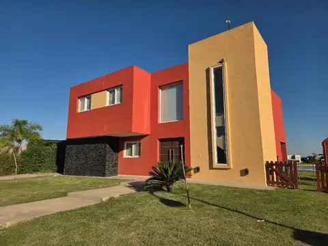 Casa 6 ambientes con 4 baños